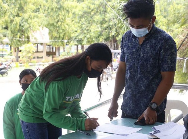 100 ambulant vendors get emergency work in Tabuk City