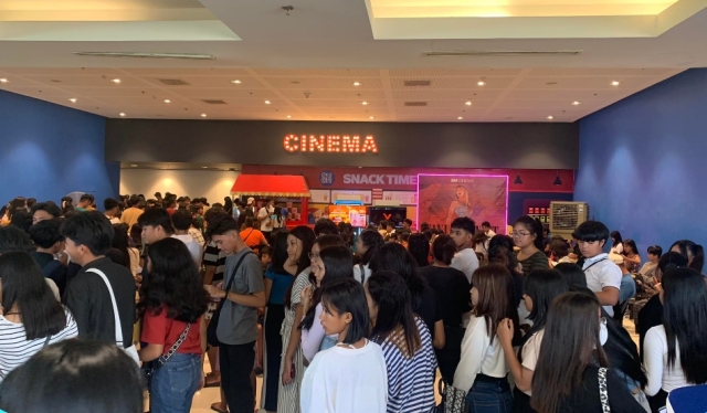 SM’s 65th-anniversary cinema treat draws long queues at Cauayan City Branch