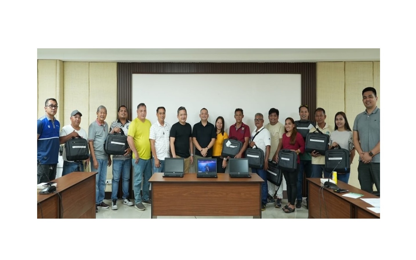 Globe provides laptops to Bohol barangays; assists LGU resolve local disputes