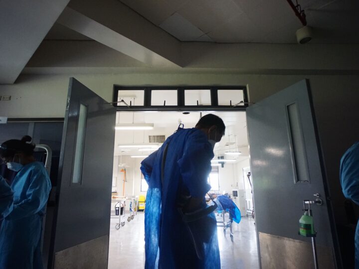 Survey reveals bleak job prospects for Pinoy nursing, MD graduates