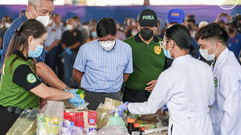 Pinangunahan ni PBBM ang pagsira ng tone-toneladang iligal na droga sa Capaz, Tarlac
